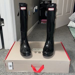 Black wide-leg tall glossy Hunter boots. Size 8.